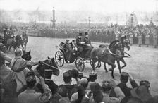Les chefs d'etat Allies a Paris; La victoria du roi des Belges et du president de la Repub..., 1918 Creator: Unknown