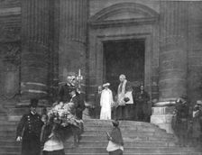 Les chefs d'etat Allies a Paris; La reine Elisabeth sortant de Saint-Gervais, l'eglise..., 1918. Creator: Unknown