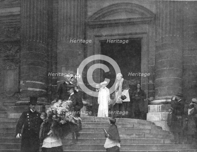 'Les chefs d'etat Allies a Paris; La reine Elisabeth sortant de Saint-Gervais, l'eglise..., 1918. Creator: Unknown.