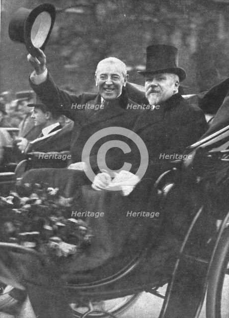 'Les chefs d'etat Allies a Paris; Le salut et le sourire de M Wilson sur le trajet de la... 1918. Creator: Unknown.