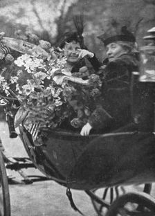 Les chefs d'etat Allies a Paris; Mme Wilson dans sa victoria fleurie; devant elle..., 1918. Creator: Unknown