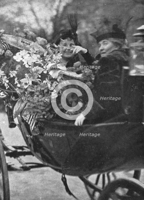 'Les chefs d'etat Allies a Paris; Mme Wilson dans sa victoria fleurie; devant elle..., 1918. Creator: Unknown.