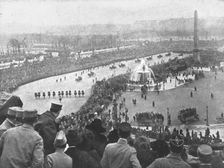 Les chefs d'etat Allies a Paris; Defile sur la place de la Concorde, le 14 decembre, des..., 1918. Creator: Unknown
