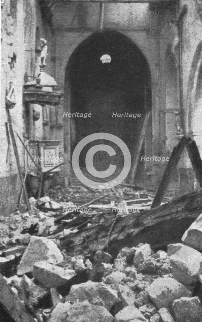 'Les combats au Nord de la Somme; L'eglise de Curlu, sous laquelle etait installe le poste..., 1916. Creator: Unknown.