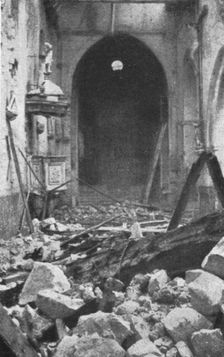 Les combats au Nord de la Somme; L'eglise de Curlu, sous laquelle etait installe le poste..., 1916. Creator: Unknown