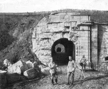 Les combats de Douaumont; Le fosse et l'entrée principale du fort de Douaumont au debut..., 1916. Creator: Unknown