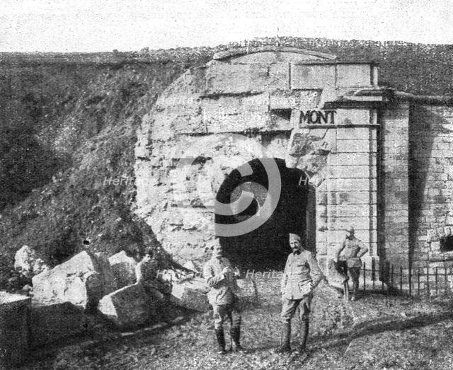 'Les combats de Douaumont; Le fosse et l'entrée principale du fort de Douaumont au debut..., 1916. Creator: Unknown.