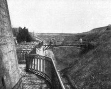 Les combats de Douaumont; Le fosse et l'entrée principale du fort de Douaumont au debut..., 1916. Creator: Unknown