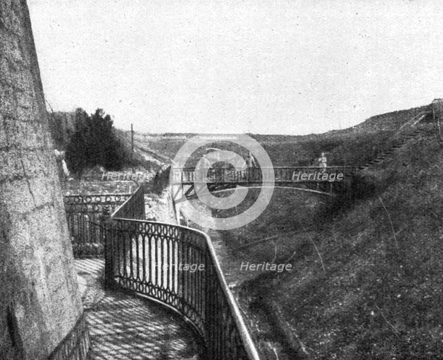 'Les combats de Douaumont; Le fosse et l'entrée principale du fort de Douaumont au debut..., 1916. Creator: Unknown.