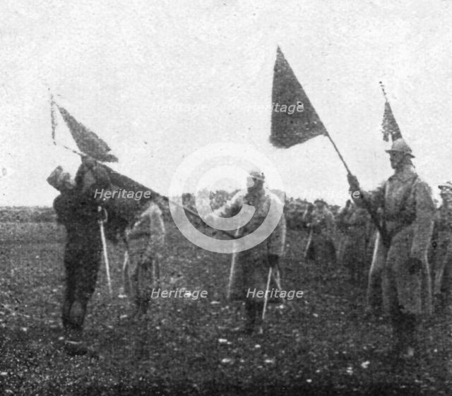 'Les combats de Douaumont; Le general Mangin decorant de la croix de guerre, le 15 mai..., 1916. Creator: Unknown.