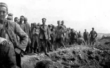 Les combats de Douaumont; Prisonniers allemands amenes au poste de commandement..., 1916. Creator: Unknown