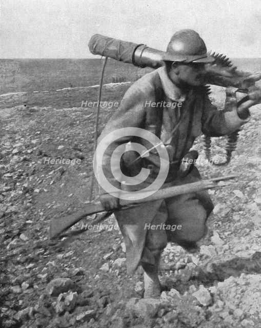 'Les combats de Verdun. Prise d'une mitrailleuse allemande. Soldat revenant avec la..., 1916. Creator: Unknown.