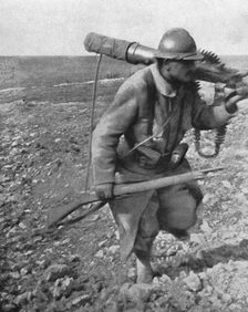 Les combats de Verdun. Prise d'une mitrailleuse allemande. Soldat revenant avec la..., 1916. Creator: Unknown