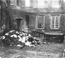 'Les Combats Devant Soissons; La cour du Palais de Justice incendie 1915. Creator: Unknown
