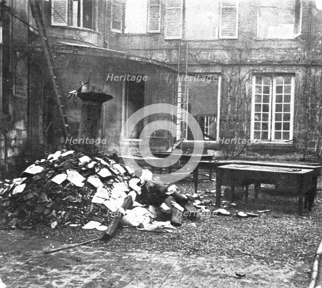 ''Les Combats Devant Soissons; La cour du Palais de Justice incendie', 1915. Creator: Unknown.