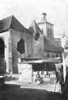 'Les Combats Devant Soissons; L'eglise de Crouy 1915. Creator: Unknown