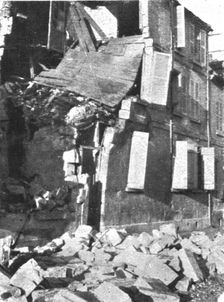 'Les Combats Devant Soissons; Une maison eventree par un obus 1915. Creator: Unknown