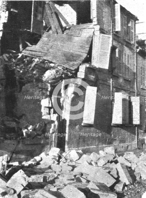 ''Les Combats Devant Soissons; Une maison eventree par un obus', 1915. Creator: Unknown.