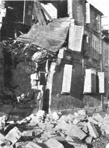 'Les Combats Devant Soissons; Une maison eventree par un obus 1915. Creator: Unknown