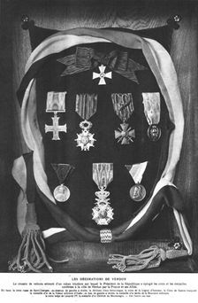 Les Decorations de Verdun: Le coussin de velours entoure d'un ruban tricolore sur lequel.., 1916. Creator: Unknown