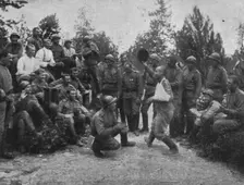Les debuts des troupes Russes sur le front Francais de Champagne; Un blesse leger, 1916. Creator: Unknown
