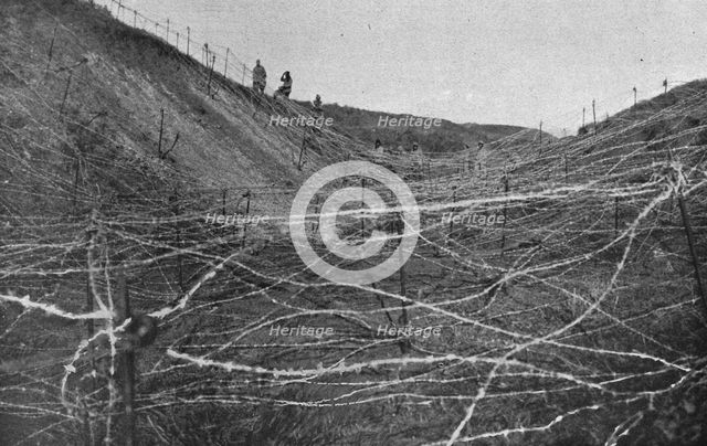 'Les defenses de Salonique inspectees par le general Sarrail; Un impressionnant..., 1916. Creator: Hubert Jacques.