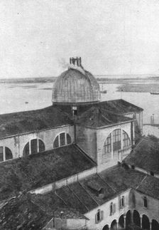 Les destructions de monuments a Venise; Coupole de l'eglise San-Pietro di Castello 1916. Creator: Unknown