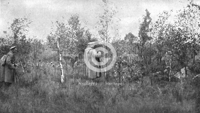 'Les dernieres victoires Russes; Une attaque russe: les soldats marchent a l'ennemi, a peine courpes Creator: Unknown.