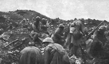 Les deux batailles: Verdun et la Somme; Distribution de cartouches aux hommes 1916. Creator: Unknown