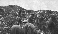 Les deux batailles: Verdun et la Somme; Distribution de cartouches aux hommes 1916. Creator: Unknown