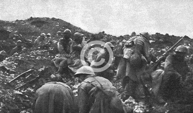 'Les deux batailles: Verdun et la Somme; Distribution de cartouches aux hommes', 1916. Creator: Unknown.