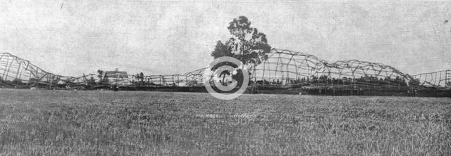 'Les deux derniers zeppelins abattus par les Anglais; Le carcasse du L33, avarie et..., 1916. Creator: Unknown.