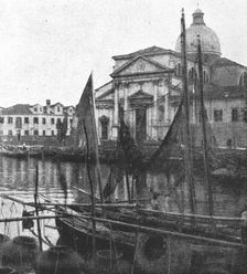 Les Deux eglises venitiennes atteintes par les bombes des aviateurs autrichiens 1916. Creator: Unknown