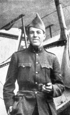 Les Etats-Unis dans la guerre; Le sergent aviateur americain Victor Chapman, tombe..., (1917). Creator: Unknown