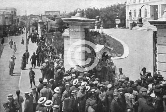 'Les evenements d'orient; Le 3 juin 1916,l'etat de siege est proclame a Salonique: des soldats et de Creator: Unknown.