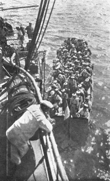 Les evenements de Grece; debarquement de fusiliers marins francais au Piree 1916. Creator: Unknown