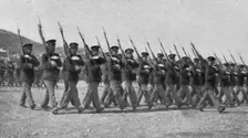 Les Evenements de Grece; L'armee d'Athenes: un regiment portant la casquette allemande..., 1917. Creator: Unknown