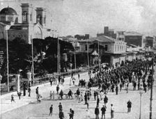Les Evenements de Grece; Le 13 juin: nos detachements d'infanterie dans les rues du Piree..., 1917. Creator: Unknown