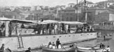 Les Evenements de Grece; Le 27 juin, venant de Salonique, M.Venizelos, vetu de blanc, vu de dos, a Creator: Unknown