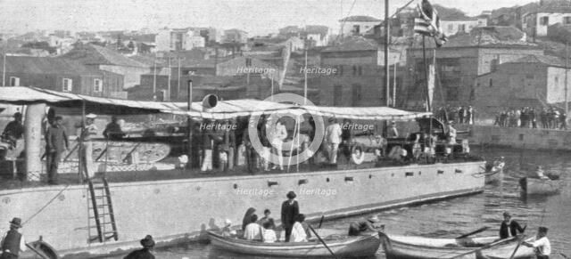 'Les Evenements de Grece; Le 27 juin, venant de Salonique, M.Venizelos, vetu de blanc, vu de dos, a  Creator: Unknown.