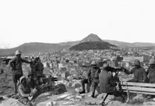 Les Evenements de Grece; Les 27 et 28 juin, sur l'Acropole: canon de montagne et mitrailleuse en po Creator: Unknown