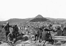 Les Evenements de Grece; Les 27 et 28 juin, sur l'Acropole: canon de montagne et mitrailleuse en po Creator: Unknown
