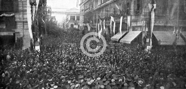 'Les evenements de Grece: M. Venizelos a Salonique; La foule entourant et saluant le general...1916. Creator: Unknown.