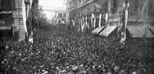 Les evenements de Grece: M. Venizelos a Salonique; La foule entourant et saluant le general...1916. Creator: Unknown