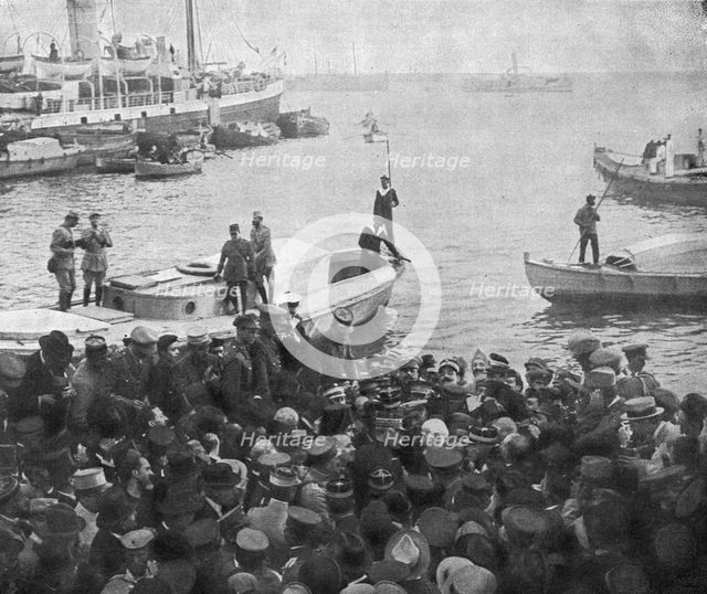 'Les evenements de Grece: M. Venizelos a Salonique; sur le quai: l'entrevue du general..., 1916. Creator: Unknown.