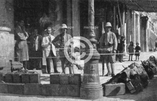 'Les Evenements de Grece; Mitrailleuses sur la place de la Concorde et au coin d'une rue', 1917. Creator: Unknown.