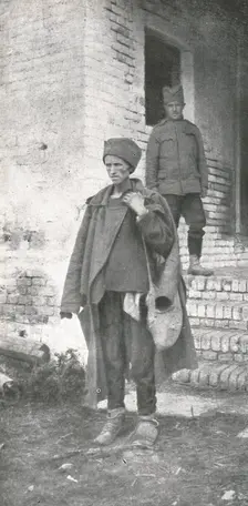 Les Exiles; Un soldat serbe devenu un vivant squelette: des milliers de ses camarade..., 1916 (1924 Creator: Unknown