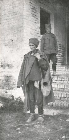 Les Exiles; Un soldat serbe devenu un vivant squelette: des milliers de ses camarade..., 1916 (1924 Creator: Unknown
