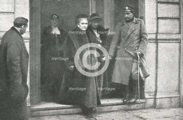 ''Les Exiles; La reine Milena, accompagnee de son fils cadet et de ses deux filles', 1916 (1924) Creator: Unknown.