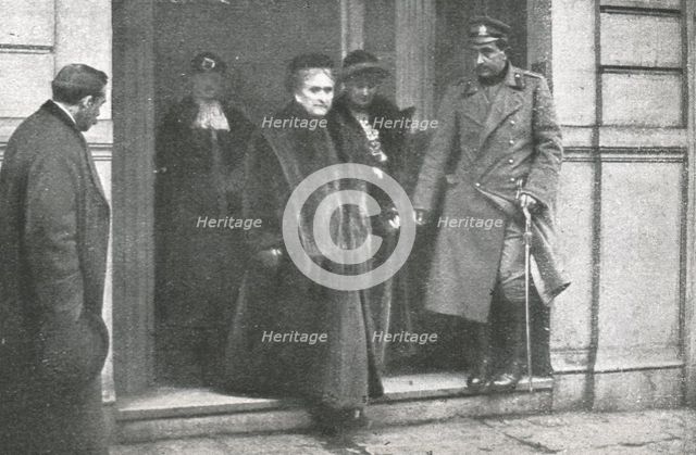 ''Les Exiles; La reine Milena, accompagnee de son fils cadet et de ses deux filles', 1916 (1924) Creator: Unknown.